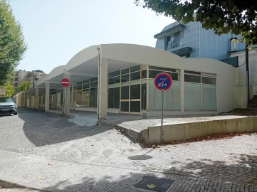 Loja para Arrendamento em Arcozelo