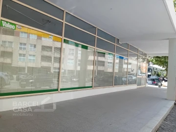 Loja para Arrendamento em Arcozelo
