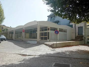 Loja para Arrendamento em Arcozelo