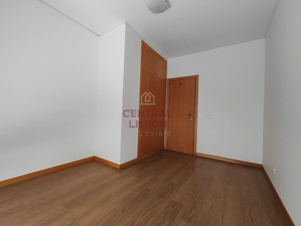 Apartamento T3 para Arrendamento em Parque das Nações Foto 13