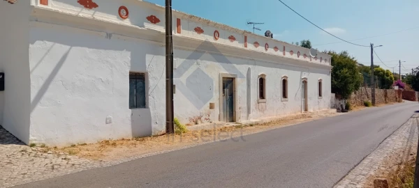 Moradia T5 para Venda em Santa Barbara de Nexe