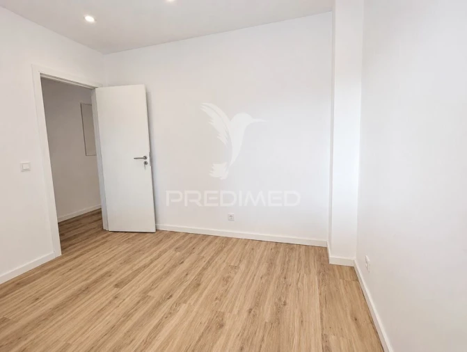 Apartamento T1 para Venda em Sacavém e Prior Velho Foto 3