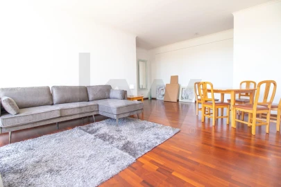 Apartamento T2 para Arrendamento em Funchal (São Pedro)
