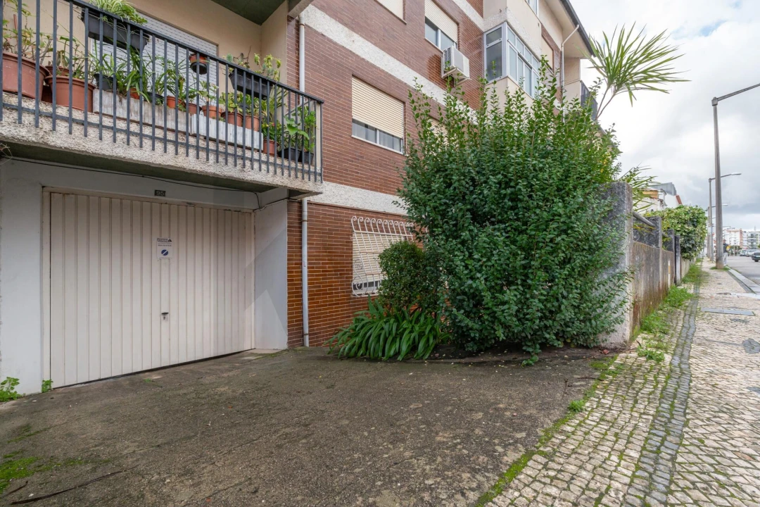 Apartamento T3 para Arrendamento em Santo Antonio dos Olivais Foto 22
