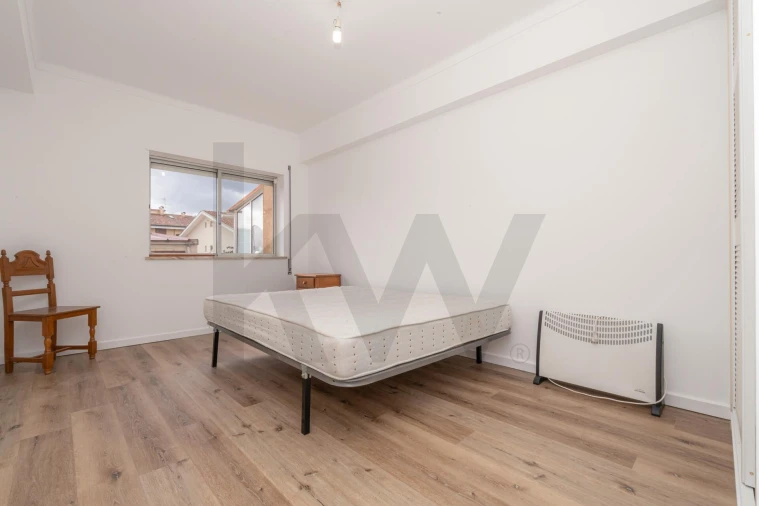Apartamento T3 para Arrendamento em Santo Antonio dos Olivais Foto 15