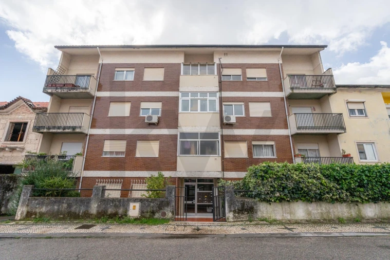 Apartamento T3 para Arrendamento em Santo Antonio dos Olivais Foto 21