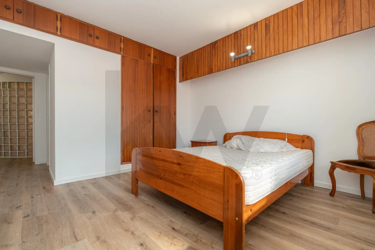 Apartamento T3 para Arrendamento em Santo Antonio dos Olivais Foto 16