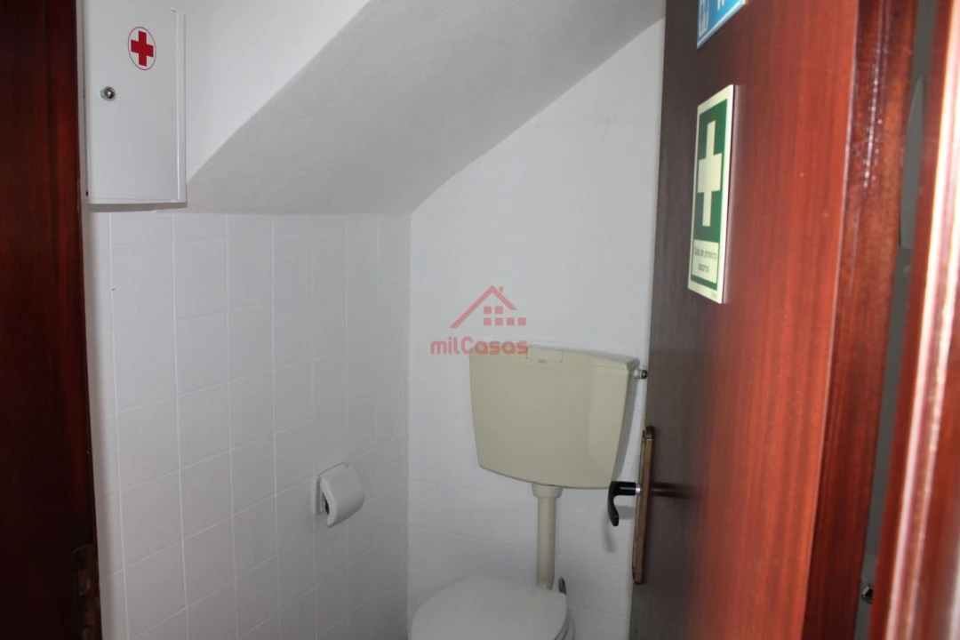Loja para Arrendamento em Santa Maria, São Pedro e Matacães Foto 13
