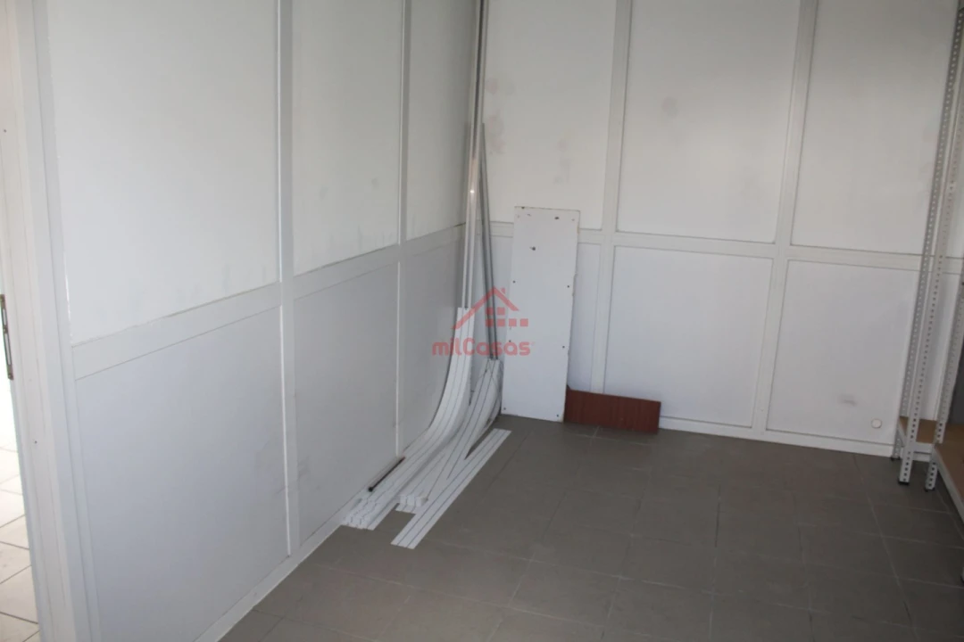 Loja para Arrendamento em Santa Maria, São Pedro e Matacães Foto 19