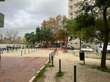 Loja para Arrendamento em Lumiar