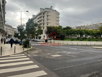 Loja para Arrendamento em Lumiar