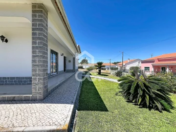 Moradia T3 para Venda em Santa Maria, São Pedro e Sobral da Lagoa