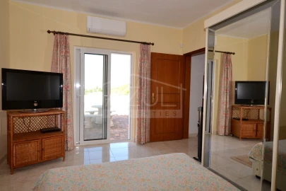 Moradia T5 para Venda em Santa Barbara de Nexe