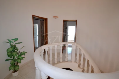 Moradia T5 para Venda em Santa Barbara de Nexe