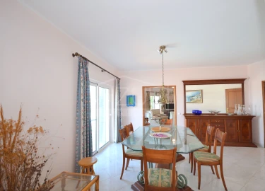 Moradia T5 para Venda em Santa Barbara de Nexe