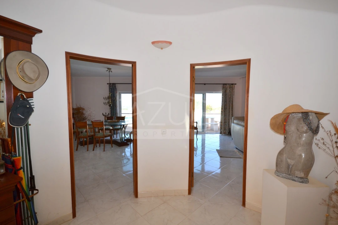 Moradia T5 para Venda em Santa Barbara de Nexe Foto 11