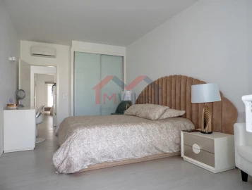 Moradia T4 para Venda em Albufeira e Olhos de Água