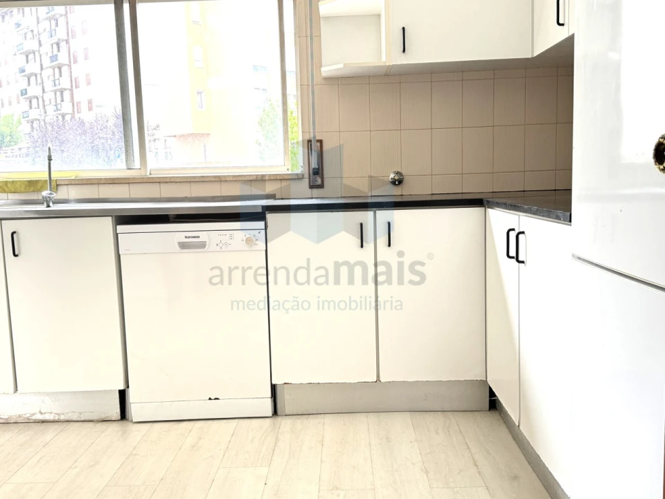 Apartamento T3 para Venda em Santo Antonio dos Olivais Foto 1