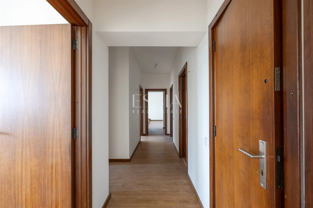 Apartamento T5 para Arrendamento em Ramalde Foto 24