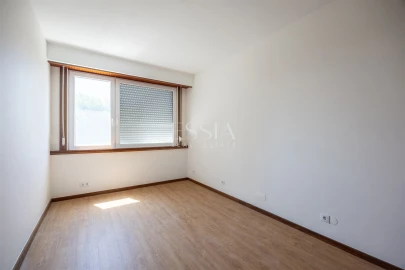 Apartamento T5 para Arrendamento em Ramalde