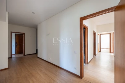 Apartamento T5 para Arrendamento em Ramalde