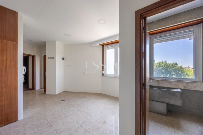 Apartamento T5 para Arrendamento em Ramalde