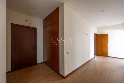 Apartamento T5 para Arrendamento em Ramalde