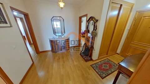 Apartamento T3 para Venda em Ramada e Caneças
