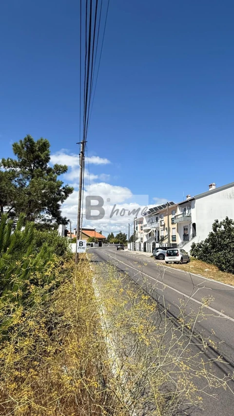 Terreno para Venda em Charneca de Caparica e Sobreda