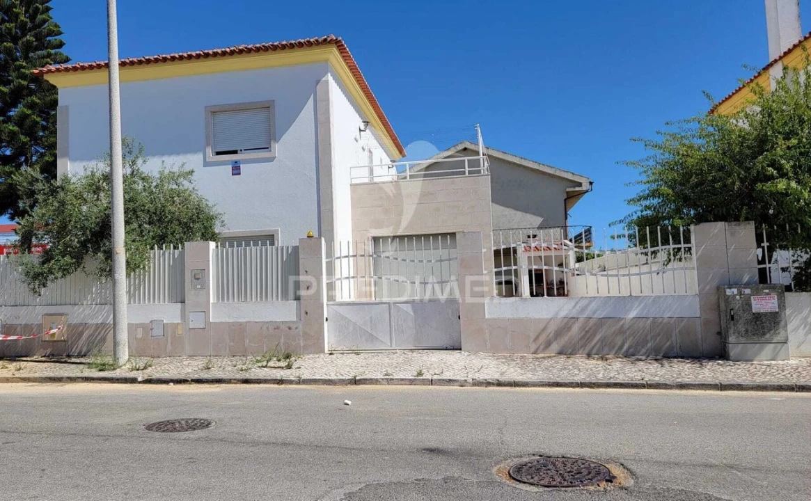 Moradia T5 para Venda em Santo Antonio da Charneca Foto 1