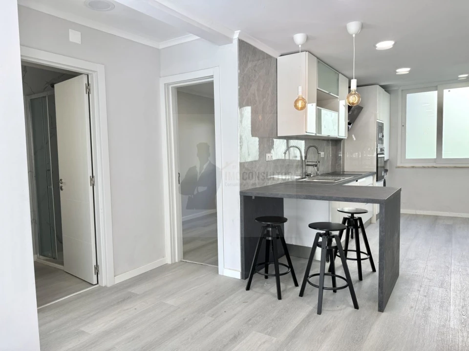 Apartamento T2 para Venda em Benfica Foto 2