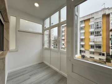 Apartamento T2 para Venda em Oeiras e São Julião da Barra, Paço de Arcos e Caxias