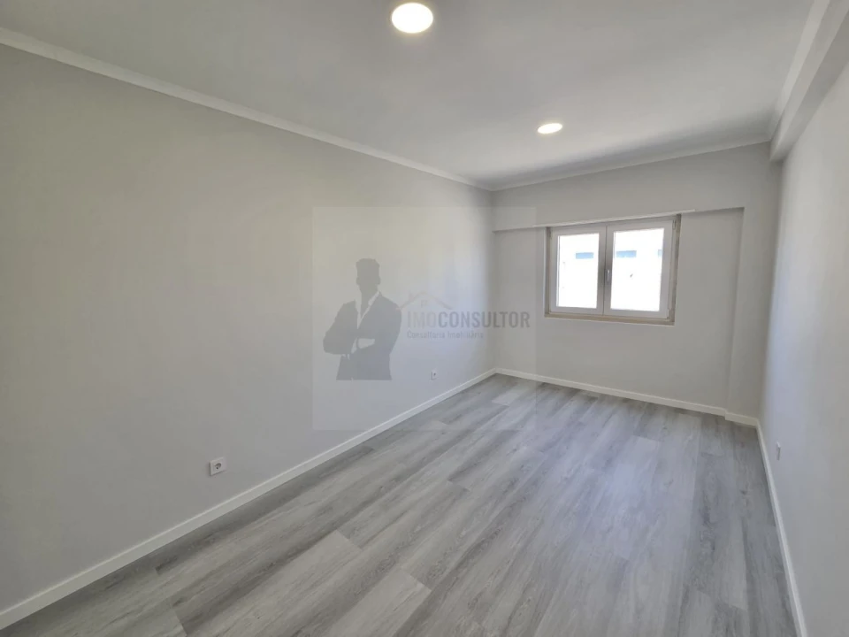 Apartamento T4 para Venda em Amora Foto 9