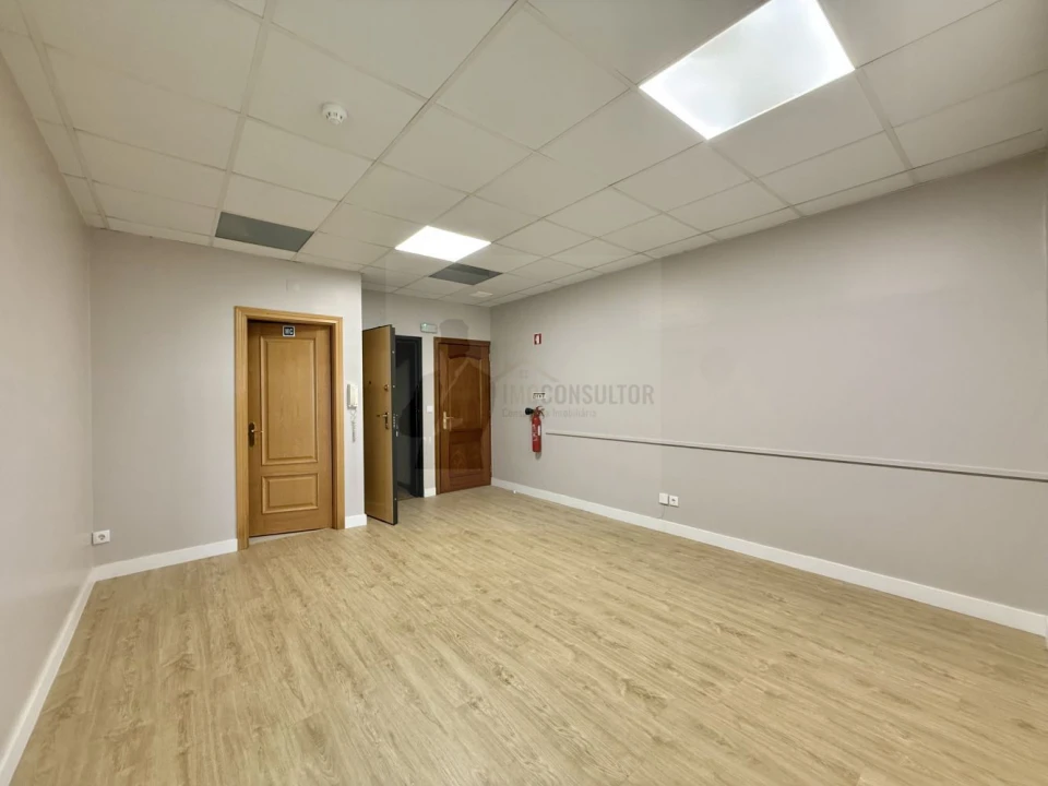 Loja para Arrendamento em Santa Maria e São Miguel, São Martinho, São Pedro Penaferrim Foto 13