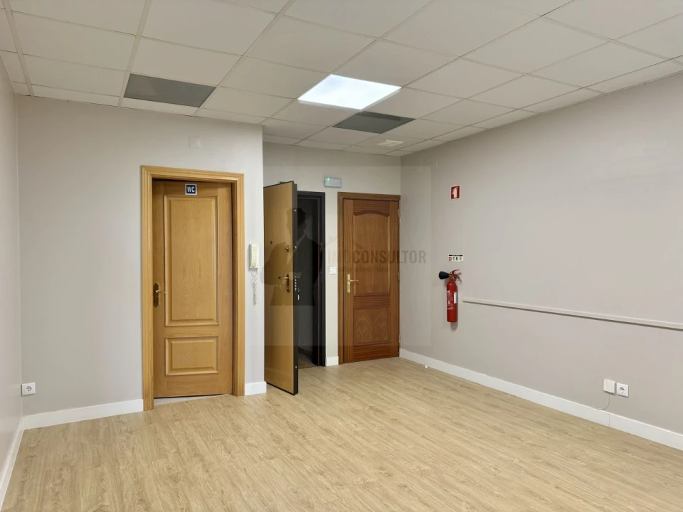 Loja para Arrendamento em Santa Maria e São Miguel, São Martinho, São Pedro Penaferrim Foto 12