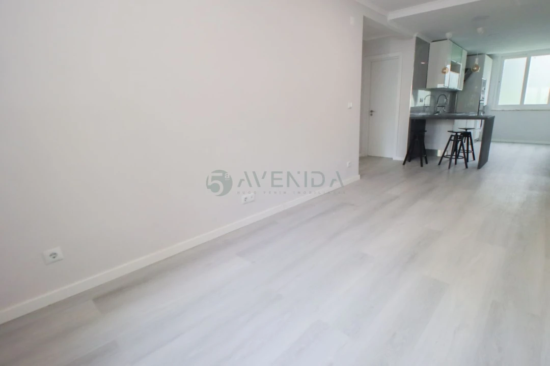 Apartamento T2 para Venda em Benfica Foto 3