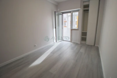 Apartamento T2 para Venda em Oeiras e São Julião da Barra, Paço de Arcos e Caxias