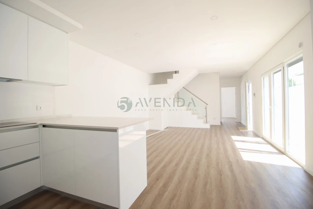 Moradia T3 para Venda em Fernao Ferro Foto 1