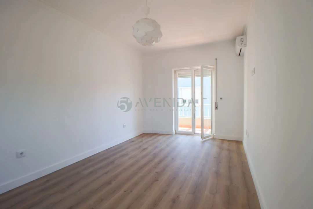 Moradia T4 para Venda em Alhos Vedros Foto 16