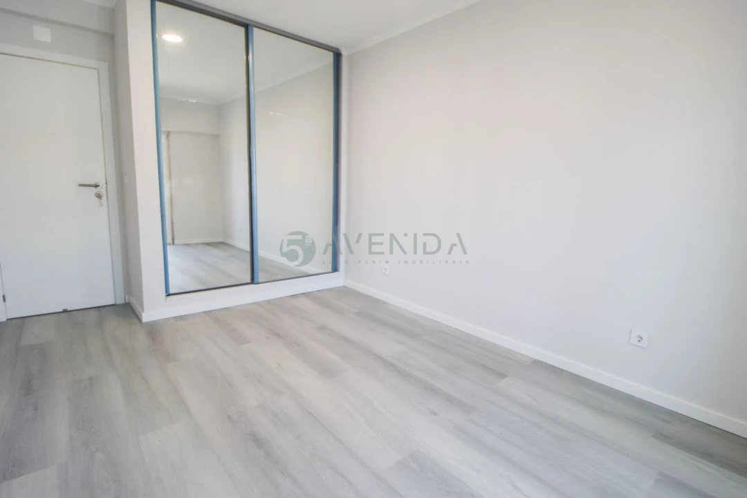 Apartamento T4 para Venda em Amora Foto 7