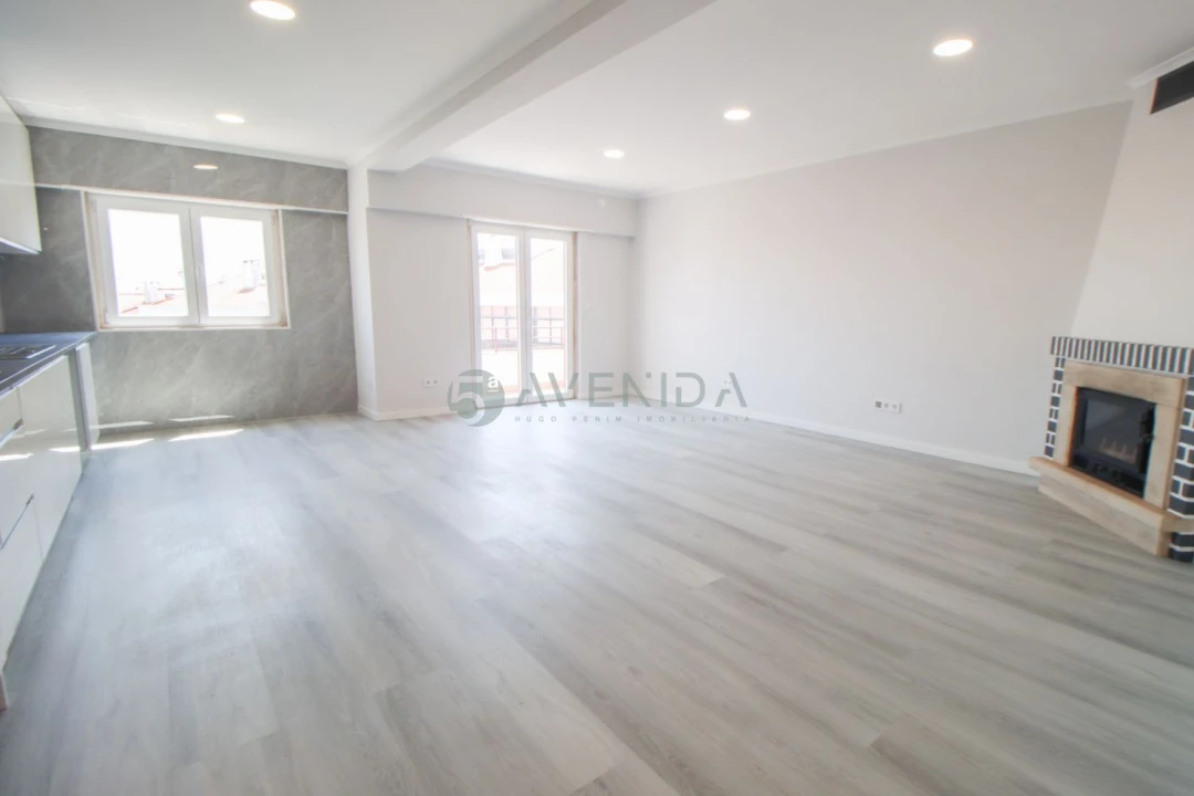 Apartamento T4 para Venda em Amora Foto 2