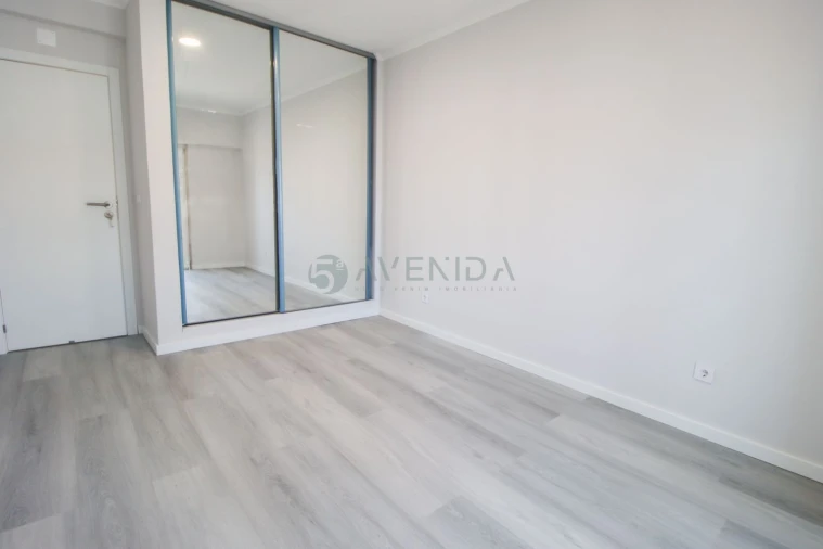 Apartamento T4 para Venda em Amora Foto 7