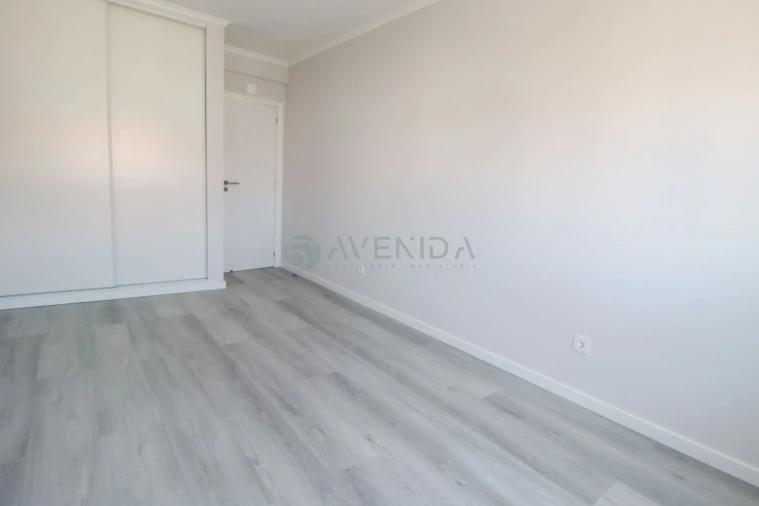Apartamento T4 para Venda em Amora Foto 12