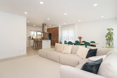 Apartamento T4 para Venda em Fernao Ferro