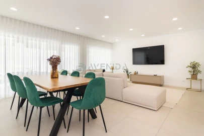 Apartamento T4 para Venda em Fernao Ferro