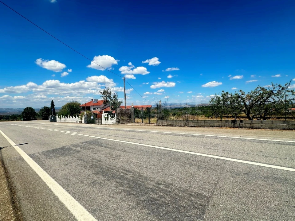 Moradia T4 para Venda em Larinho Foto 4