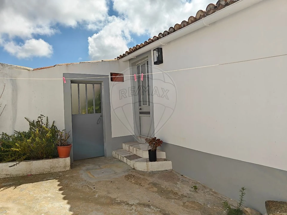 Moradia T2 para Venda em Santo Quintino Foto 4