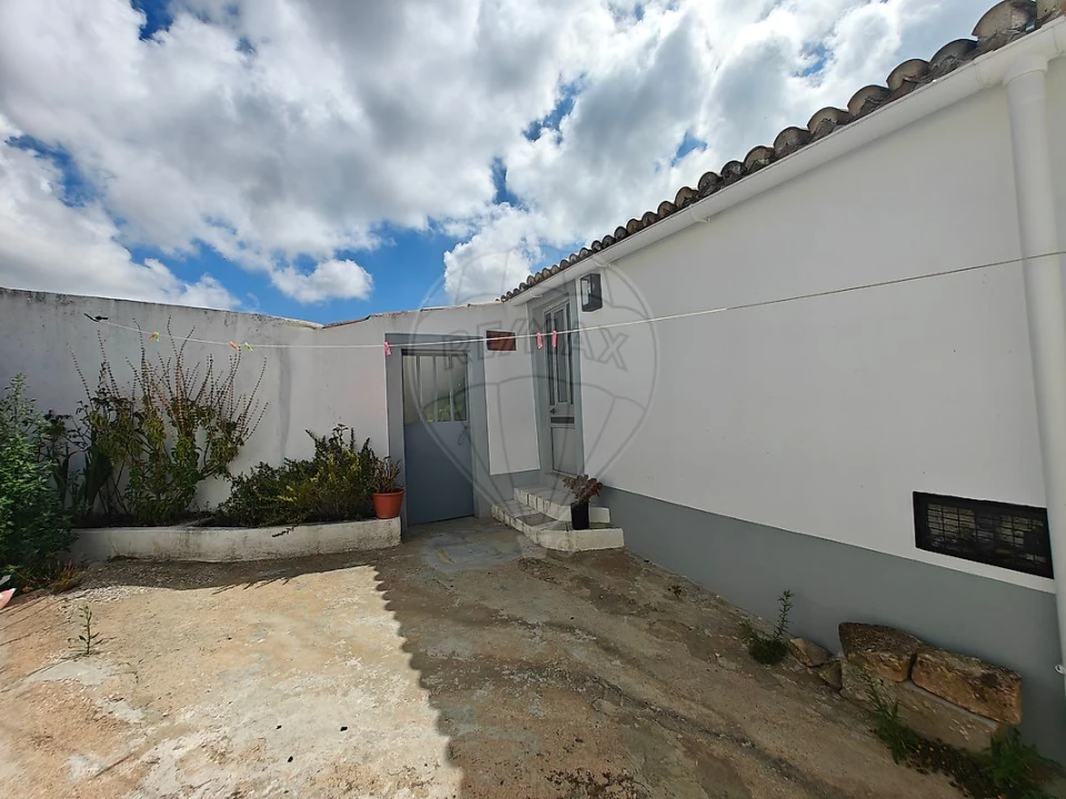 Moradia T2 para Venda em Santo Quintino Foto 3