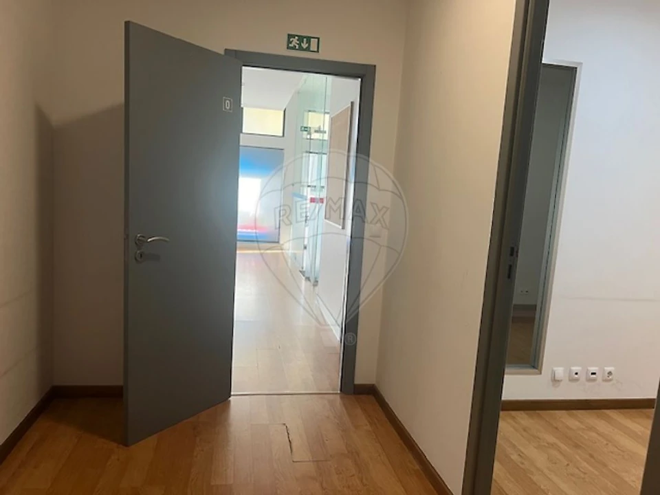 Loja para Arrendamento em Espinho Foto 8