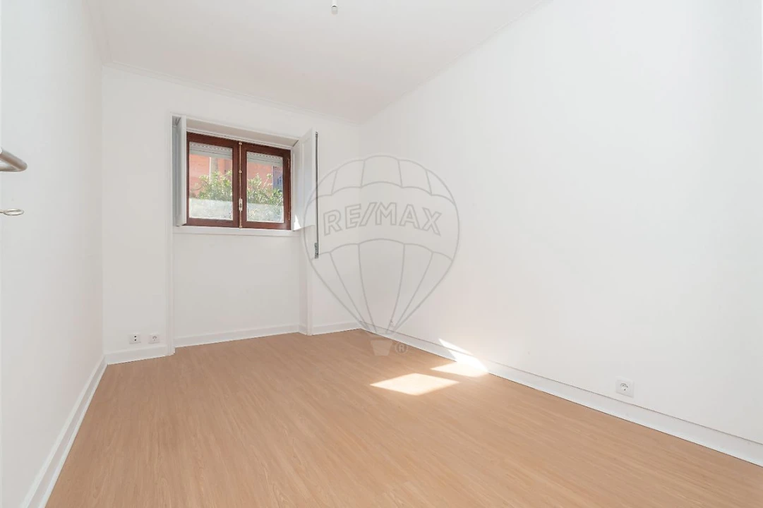 Apartamento T4 para Arrendamento em Santo Antonio dos Olivais Foto 10